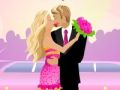 Lojë Barbie dhe Ken duke u puthur  në internet