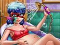 Lojë Lady Bug shtatzënë në banjë  në internet