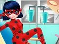 Lojë Ambulanca e vajzave me pika për Superhero  në internet