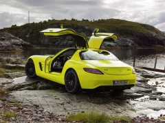 Lojë Mercedes-Benz SLS E-Cell Puzzle në internet