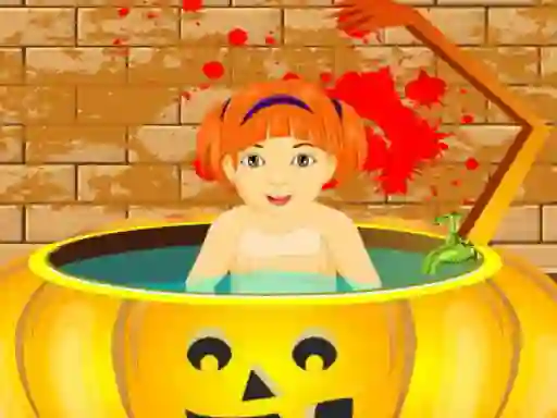 Lojë Little Baby Halloween Bathing në internet