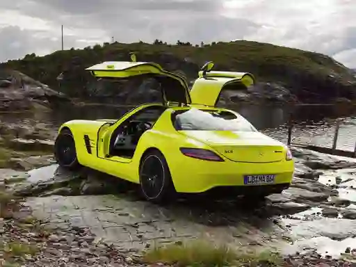 Lojë Mercedes-Benz SLS E-Cell Puzzle në internet