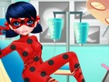 Lojë Ambulanca e vajzave me pika për Superhero  në internet